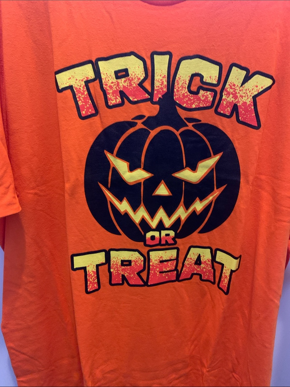 🆕 - 🎃 Men’s Plus Size Orange Pumpkin 'Trick or Treat' Halloween Tee